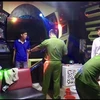 Lực lượng chức năng tiến hành kiểm tra cơ sở karaoke Thuận Kiều. (Ảnh: TTXVN phát)