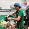 Các bác sỹ Bệnh viện Đa khoa 115 Nghệ An tích cực chữa trị cho các nạn nhân bị ngạt khói. (Ảnh: TTXVN phát)