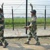 Lực lượng an ninh biên giới Ấn Độ tuần tra tại khu vực ngoại ô Amritsar, biên giới Ấn Độ-Pakistan. (Nguồn: AFP/TTXVN)
