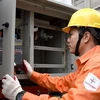 Nhân viên EVN HANOI kiểm tra công tác đảm bảo an toàn cấp điện. (Ảnh TTXVN phát)