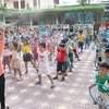 Trẻ vận động tập thể dục buổi sáng tại Trường mầm non tư thục Thanh An (Thành phố Vĩnh Long). (Ảnh: Lê Thúy Hằng/TTXVN)