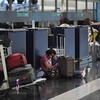 Hành khách chờ đợi tại sân bay quốc tế Hong Kong, Trung Quốc. (Ảnh: THX/TTXVN)