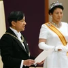 Nhật hoàng Naruhito (trái) phát biểu trong lễ đăng quang tại Hoàng cung ở Tokyo, Nhật Bản ngày 1/5. (Ảnh: AFP/TTXVN)