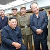 Nhà lãnh đạo Triều Tiên Kim Jong-un (trái, phía trước) theo dõi vụ thử nghiệm vũ khí chiến thuật mới tại một địa điểm không xác định. (Ảnh: AFP/TTXVN)