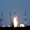 Tên lửa đẩy GSLV-Mk-III mang theo tàu thăm dò Mặt Trăng Chandrayaan-2 rời bệ phóng ở trung tâm vũ trụ Satish Dhawan tại Sriharikota, Ấn Độ. (Ảnh: THX/TTXVN)