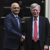 Cố vấn An ninh quốc gia Mỹ John Bolton (phải) trong cuộc gặp Bộ trưởng Tài chính Anh Sajid Javid tại London, ngày 13/8. (Ảnh: THX/TTXVN)