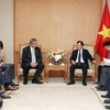 Phó Thủ tướng Trịnh Đình Dũng tiếp ông Raymond Carlsen, Tổng giám đốc Tập đoàn năng lượng Scatec Solar của Na Uy đang thăm và làm việc tại Việt Nam. (Ảnh: Nguyễn Dân/TTXVN)
