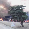 Vụ hỏa hoạn đã phá hủy tất cả các cửa hàng, phương tiện và xe máy đang đỗ tại khu vực. (Nguồn: monitor.co.ug)