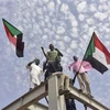 Người dân Sudan vui mừng sau lễ ký Tuyên bố Hiến pháp. (Ảnh: THX/TTXVN)