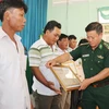 Trao Bằng khen của Chủ tịch UBND tỉnh Tiền Giang cho chín thuyền viên. (Ảnh: Nam Thái/TTXVN)
