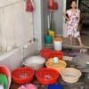 Một hộ dân phường An Hải Bắc, quận Sơn Trà, thành phố Đà Nẵng, phải dùng toàn bộ dụng cụ đựng nước của gia đình như xô, chậu, nồi để hứng nước vào ban đêm nhưng vẫn thiếu. (Ảnh: Quốc Dũng/TTXVN)