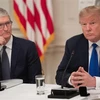 Tổng thống Mỹ Donald Trump (phải) trong cuộc gặp Giám đốc điều hành Tập đoàn công nghệ điện tử Apple Tim Cook (trái). (Ảnh: AFP/TTXVN)