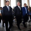 Cựu Thủ tướng Malaysia Najib Razak (giữa, hàng đầu) tới tòa án tối cao Kuala Lumpur. (Ảnh: AFP/TTXVN)