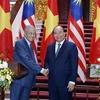 Thủ tướng Nguyễn Xuân Phúc và Thủ tướng Malaysia Mahathir Mohamad chủ trì buổi họp báo. (Ảnh: Thống Nhất/TTXVN)