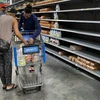 Người dân mua thực phẩm dự trữ, đề phòng bão Dorian đổ bộ, tại siêu thị ở Tây Miami, bang Florida. (Ảnh: AFP/TTXVN)