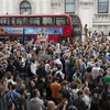 Hàng nghìn người tập trung tại các quảng trường ở nhiều thành phố trên cả nước Anh để phản đối kế hoạch của Thủ tướng Boris Johnson hoãn lịch trình làm việc của Hạ viện nước này. (Ảnh: THX/TTXVN)
