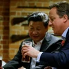 Cựu Thủ tướng Anh David Cameron và Chủ tịch Trung Quốc Tập Cận Bình cùng nhau thưởng thức những cốc bia Greene King IPA. (Nguồn: AP)