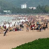 Bãi biển Quy Nhơn chiều 30/4, đông nghẹt du khách và người dân ra tắm biển. (Ảnh: Nguyên Linh/TTXVN)
