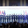 Thủ tướng Thái Lan Prayut Chan-o-cha chụp ảnh chung với các trưởng đoàn. (Ảnh: Ngọc Quang/TTXVN)