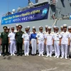 Đại diện đoàn tàu Hải quân Hàn Quốc cùng các ngành, đơn vị phía Việt Nam chụp ảnh lưu niệm tại cảng Tiên Sa. (Ảnh: Nguyễn Sơn/TTXVN)