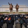 Người dân và quân nhân đã tới đặt hoa trước tượng đài cố Chủ tịch Kim Nhật Thành và cố lãnh đạo Kim Jong Il. (Nguồn: AFP)