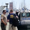 Cảnh sát bang California và lực lượng bảo vệ bờ biển Mỹ trao đổi về vụ việc tàu lặn bị cháy và chìm ở ngoài khơi bờ biển thành phố Santa Barbara, bang California. (Ảnh: AFP/TTXVN)
