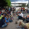 Người di cư trong hành trình tới Mỹ tại quảng trường Tapachula, bang Chiapas, Mexico. (Ảnh: AFP/TTXVN)