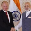 Thủ tướng Ấn Độ Narendra Modi (phải) và Tổng thống Nga Vladimir Putin (trái) tại cuộc gặp ở Vladivostok (Nga) ngày 4/9. (Ảnh: IRNA/TTXVN)