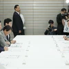 Thủ tướng Nhật Bản Shinzo Abe (thứ 3, trái) phát biểu tại cuộc họp nội các ở Tokyo. (Ảnh: AFP/TTXVN)
