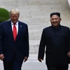 Tổng thống Mỹ Donald Trump (trái) và nhà lãnh đạo Triều Tiên Kim Jong-un trong cuộc gặp ở tại làng đình chiến Panmunjom ở biên giới liên Triều ngày 30/6. (Ảnh: AFP/TTXVN)