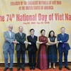 Đại sứ Việt Nam tại Mỹ Hà Kim Ngọc và Phu nhân chụp ảnh chung với Hạ nghị sỹ Rick Larsen (ngoài cùng bên trái), Trợ lý Ngoại trưởng phụ trách Đông Á-Thái Bình Dương David Stilwell (thứ hai từ trái sang) và Phó Trợ lý Tổng thống Mỹ, Giám đốc cao cấp phụ tr