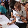 Người dân Venezuela ký tên phản đối các biện pháp bao vây kinh tế mà chính phủ Mỹ. (Nguồn: Prensa Latina)