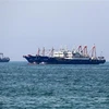 Tàu chở hàng tại khu vực vùng Vịnh, ngoài khơi thành phố cảng Bandar Abbas của Iran ngày 29/4. (Ảnh: AFP/TTXVN)