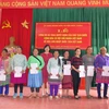 Lãnh đạo Bộ Tư pháp trao quyết định nhập quốc tịch Việt Nam cho các công dân Lào. (Ảnh: Hữu Quyết/TTXVN)