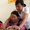 Cô giáo Hà Thị Hằng dạy viết chữ cho học sinh. (Ảnh: Thanh Hải/TTXVN)