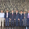 Trưởng Ban Kinh tế Trung ương Nguyễn Văn Bình và các thành viên trong Đoàn thăm trụ sở Đảng cộng sản Hy Lạp. (Ảnh: Toàn Trí/TTXVN)