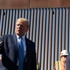 Tổng thống Mỹ Donald Trump phát biểu trong chuyến thị sát dự án xây dựng bức tường biên giới giữa Mỹ và Mexico tại California ngày 18/9. (Ảnh: AFP/TTXVN)