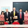 Đoàn đại biểu Tạp chí Cộng sản và các giáo sư trường Đại học LUISS của Italy chụp ảnh chung. (Ảnh: Hải Linh/TTXVN)