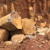Một mỏ khai thác đá lậu. (Ảnh: TTXVN phát)