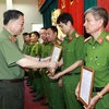 Đại tướng Tô Lâm, Bộ trưởng Bộ Công an trao tặng quyết định khen thưởng cho các tập thể, cá nhân có thành tích xuất sắc. (Ảnh: Doãn Tấn/TTXVN)