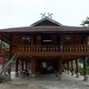 Biểu tượng Khau cút trên nóc nhà của đồng bào dân tộc Thái đen ở bản Phiêng Lơi. (Ảnh: Phan Tuấn Anh/TTXVN)