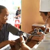 Bác sỹ Bộ đội Biên phòng tỉnh Bình Định khám bệnh miễn phí cho người dân tại xã Hoài Mỹ, huyện Hoài Nhơn. (Ảnh: Nguyên Linh/TTXVN)