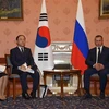 Bộ trưởng Tài chính Hàn Quốc Hong Nam-ki (giữa, trái) và Phó Thủ tướng Nga Yury Trutnev (giữa, phải) tại cuộc gặp ở Moskva, Nga ngày 24/9. (Ảnh: Yonhap/TTXVN)