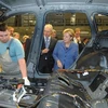 Thủ tướng Đức Angela Merkel (phải) thăm một nhà máy sản xuất xe BMW ở Leipzig, miền Đông Đức. (Ảnh: AFP/TTXVN)