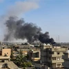 Khói bốc lên sau một cuộc không kích tại Tajoura, Tripoli. (Ảnh: AFP/TTXVN)