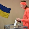 Cử tri bỏ phiếu trong cuộc bầu cử Tổng thống vòng hai tại điểm bầu cử ở Kiev, Ukraine, ngày 21/4. (Ảnh: AFP/TTXVN)