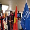 Thời trang thổ cẩm giới thiệu tại triển lãm tơ lụa và thổ cẩm Việt Nam ở sảnh trụ sở WIPO. (Ảnh: Tố Uyên/TTXVN)