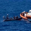 Người di cư trên tàu cứu hộ Open Arms được tàu tuần tra Tây Ban Nha giải cứu sau khi nhảy xuống biển ở khu vực ngoài khơi đảo Lampedusa, Italy. (Ảnh: AFP/TTXVN)