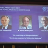 Các nhà khoa học (từ trái sang): John Goodenough, Stanley Whittingham và Akira Yoshino được xướng danh trong lễ công bố giải Nobel Hóa học 2019. (Ảnh: AFP/TTXVN)