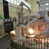 Chăm sóc bệnh nhi được điều trị tích cực tại Bệnh viện Nhi đồng Đồng Nai. (Ảnh: Lê Xuân/TTXVN)
